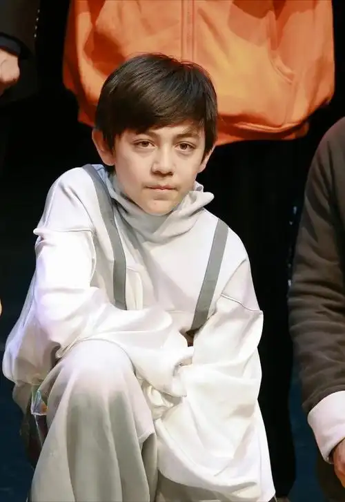 童星小诺一长大了,都说女大十八变越变越好看,男生也莫不如此.