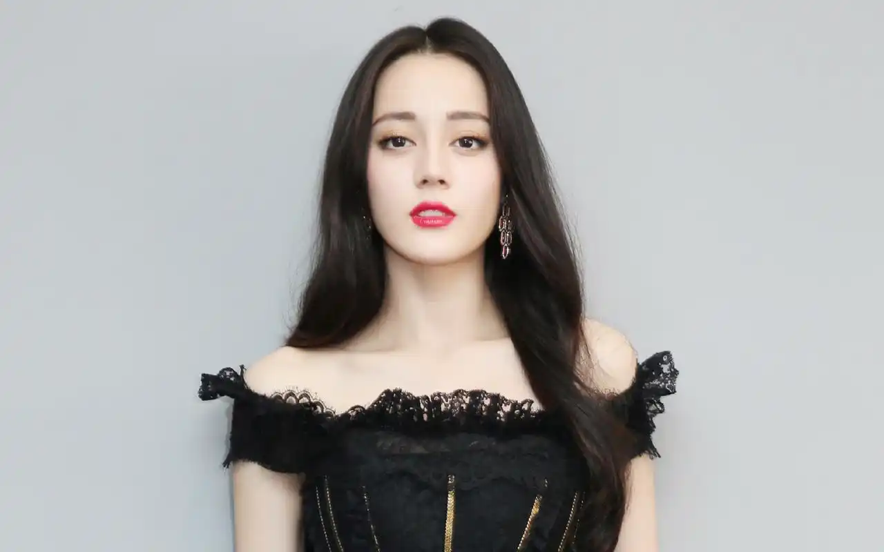 首页 桌面壁纸 大陆明星 迪丽热巴露肩黑色礼服性感写真图片壁纸1920