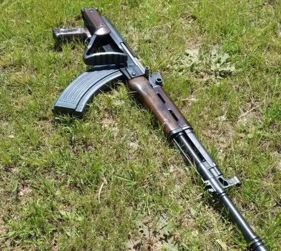 的称81式自动步枪采用折叠金属枪托的称81-1式自动步枪(又称八一杠)