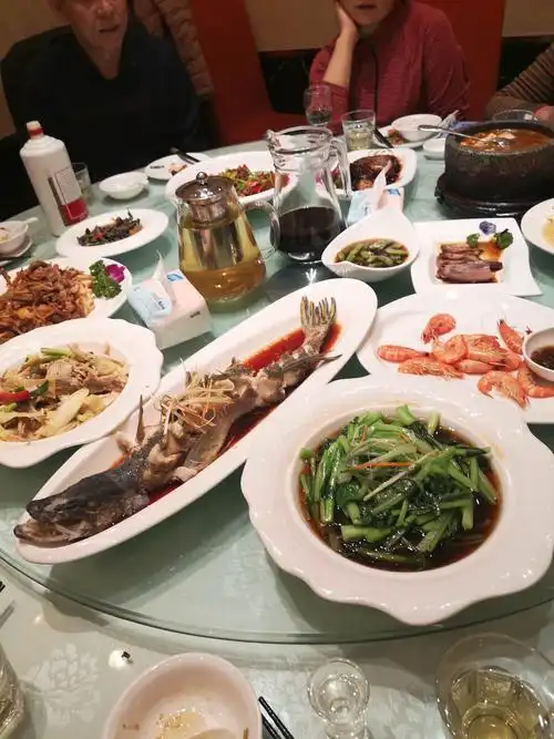 晚餐同行老于亲家请客.感受到新疆人的热情好客,菜肴丰富,酒香情浓.