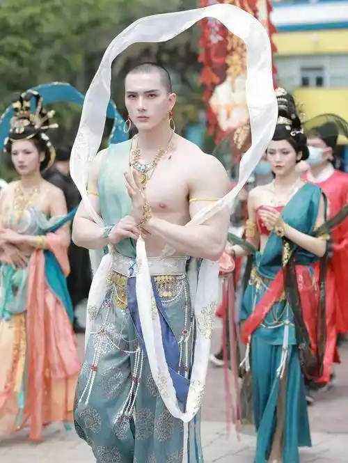 国风男菩萨cos走红,身材好却遭辱骂,诠释美必须穿着保守吗_cos_敦煌
