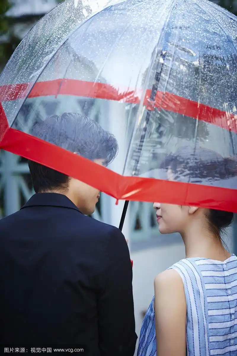 雨天 共撑一把伞 夫妇