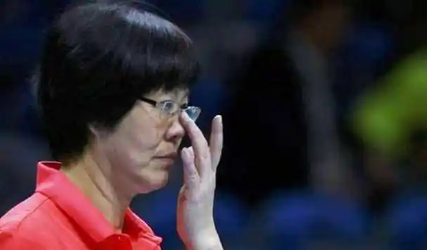 郎平女儿:曾晒与父亲合影,后妈未出镜,牵着7岁弟弟散步