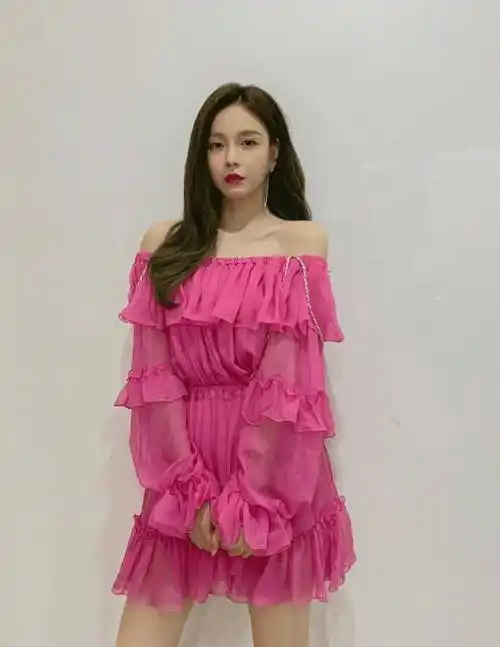 原创沈梦辰的直角跪火了双腿挤不出一丝赘肉体重过百模仿不来