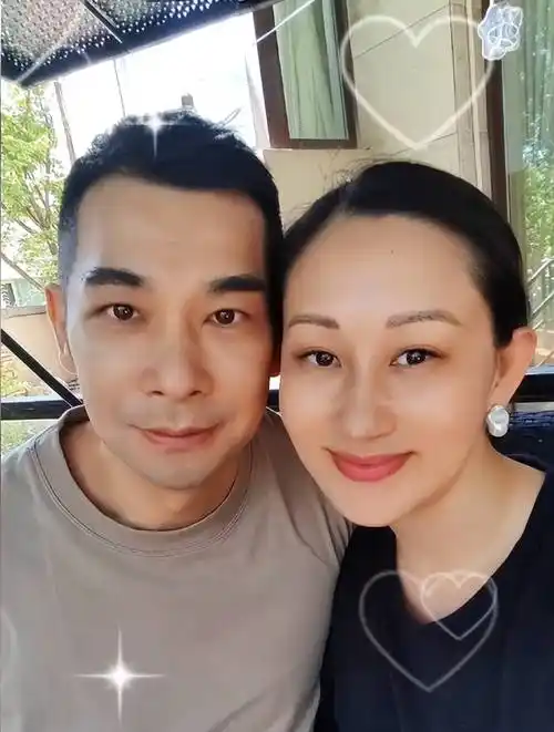 赵文卓:甩开三个娃,和老婆张丹露一起单独欢度结婚17周年纪念日_玫瑰