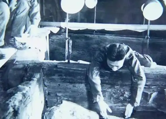 老照片:明定陵考古发掘,郭沫若现场指导