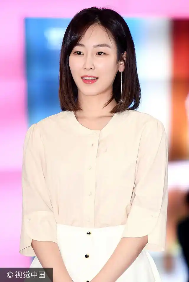 徐贤真米白裙装出席活动超清新短发齐肩绽放魔力笑容暖心签名