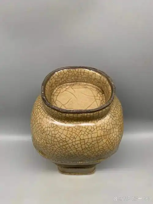 哥窑金丝铁线开片纹贯耳瓶是一款中国古代瓷器的杰出代表,以其独特的