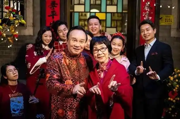 从年龄来看,林佩珍比起八姑扮演者黄伟香大了15岁,然而有很多广东网友