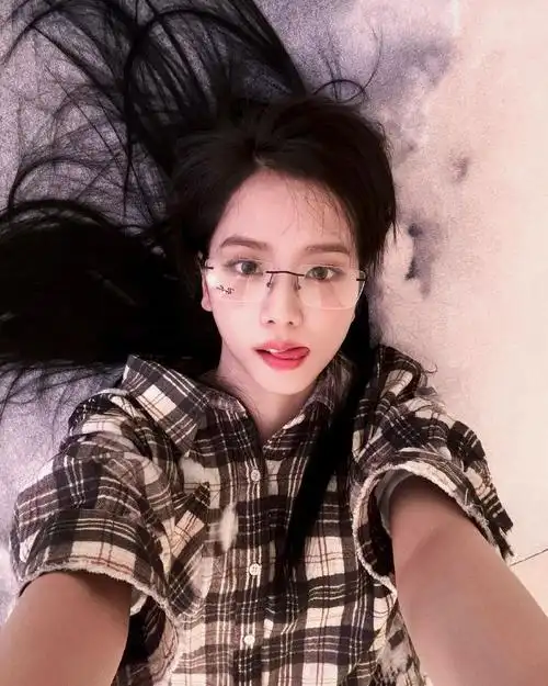 kimjisoo超话7815#金智秀心动初恋#  【图片】240428 智秀ins/ins