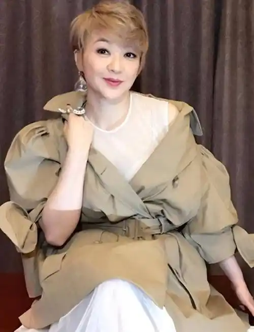 许多人都调侃说欧丁玉是爱到深处,找老婆都按照陈慧娴的样子找