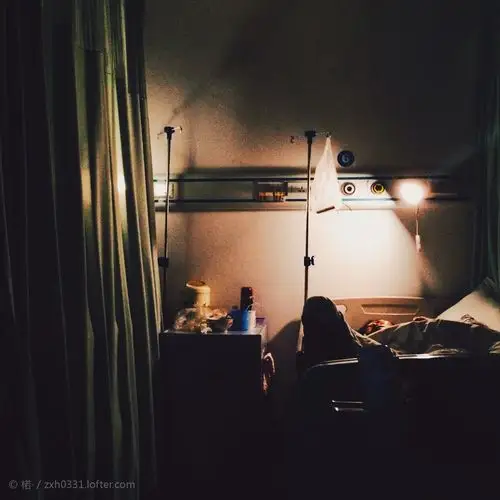 凌晨两点半的医院病房,嘈杂中带有温暖.