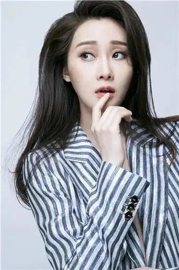 内地首位龙女郎林鹏魅力无限妩媚多姿写真全集