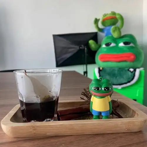 悲伤蛙喝上冬天的第一杯热红酒啦