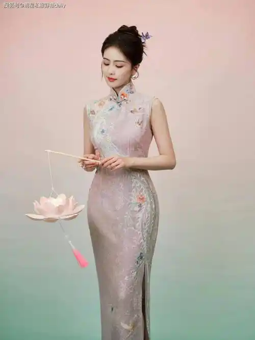 穿粉色旗袍身材妖娆,温婉端庄宛若画中人