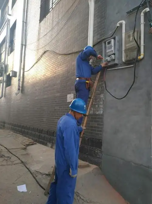 工作班成员安装三相智能电表.