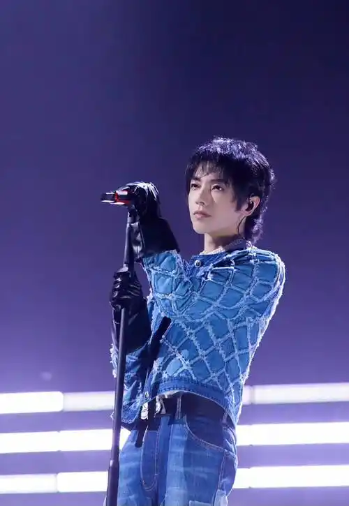 声生不息华晨宇解锁金牌制作人与导演身份,才华与敬业精神获盛赞_舞台