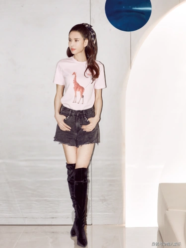 李若彤真不服老,奔六的年纪穿身紧身衣,意外展示出肉感身材