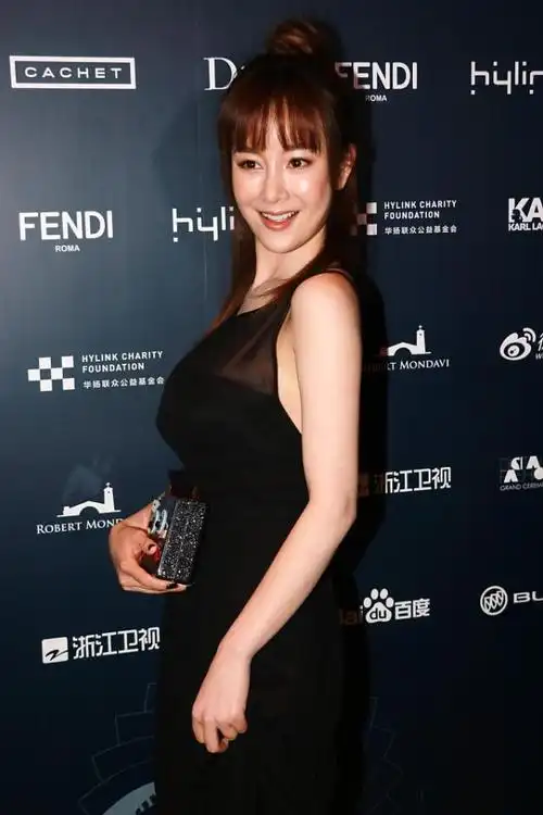 张檬的身材真没得说黑裙带点透看着挺妩媚但一点也不俗气