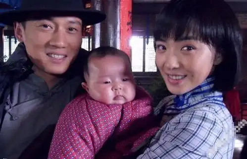 火凤凰34岁刘晓洁与44岁徐洪浩近照,儿子已6岁