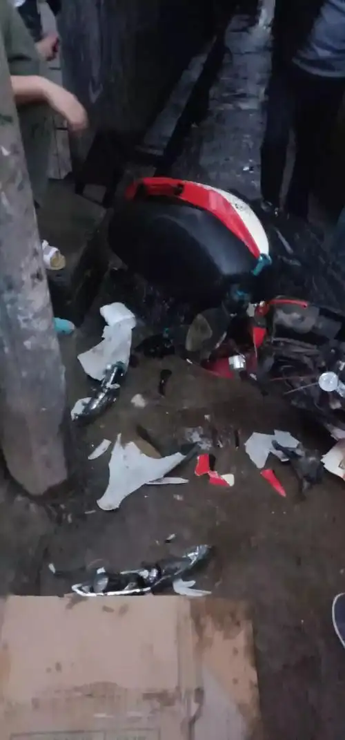 藤县鬼火,搭2靓女撞电线杆!