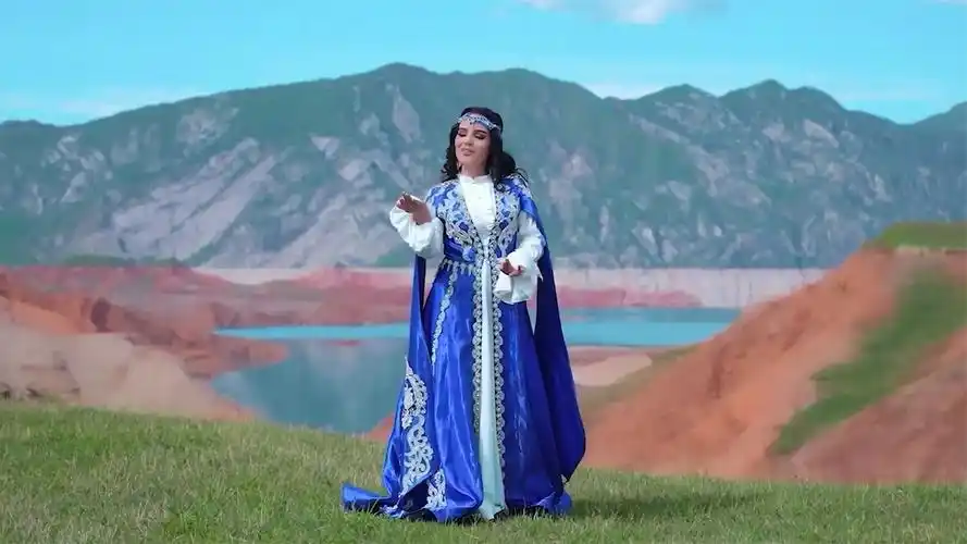 一首塔吉克斯坦美女歌星演唱的歌曲《 Охуи Маст》