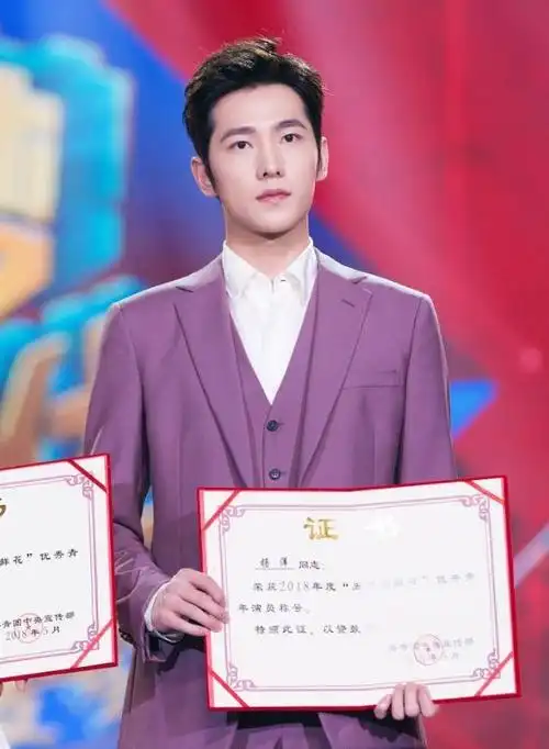杨洋参加五四文艺汇演,身着粉色西装搭配白色衬衣,尽显男人魅力