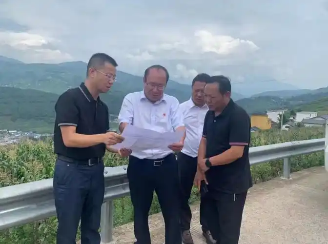 凉山州副州长,普格县委书记苏正清调研城西村幼儿园项目普格县委副