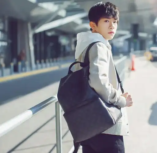 易烊千玺tfboys机场街拍时尚街拍高清帅气时尚担当易烊千玺暖色调