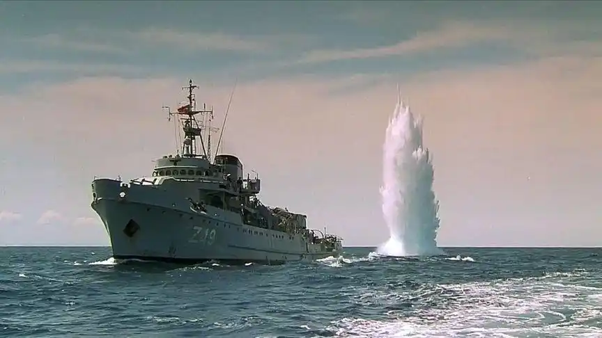 经典海战电影,潜艇遇上驱逐舰,深水炸弹从天而降,毫无还手之力