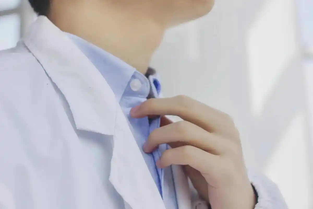 医学生 #白大褂 #壁纸#手机锁屏壁纸  谁还没个学弟   - 抖音