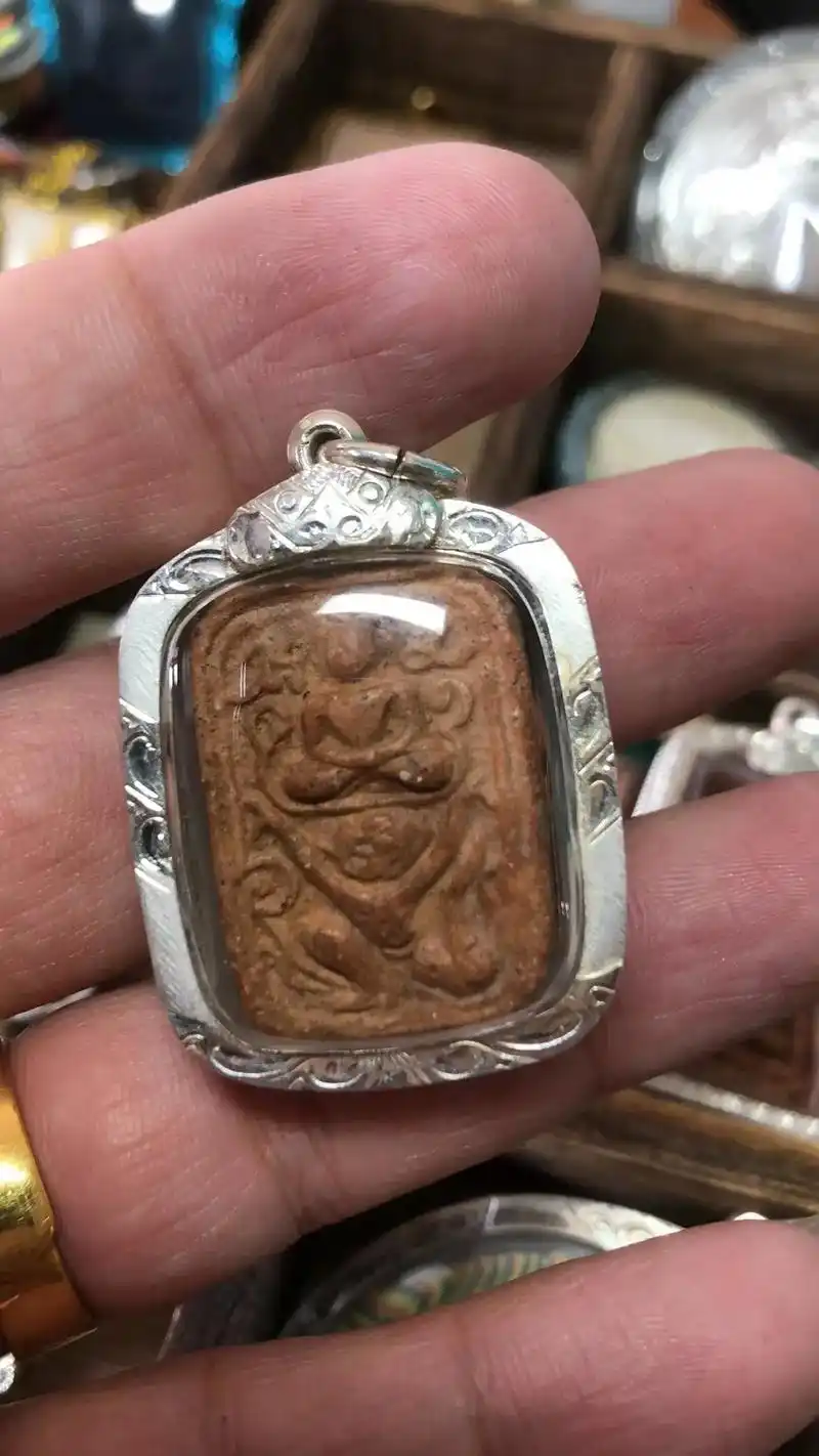 泰国独有的一种佛教护身符,和中国西藏的擦擦佛同属于一类 - 抖音