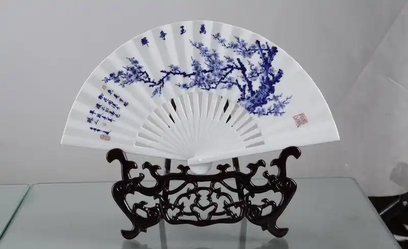 批发17寸梅花瓷扇 精致工艺瓷 青花瓷工艺品 精美工艺瓷