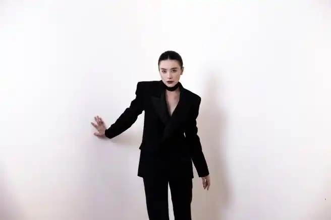 宋佳真空v领#宋佳这一波时尚霸气侧漏,宋佳真空v领一整个是梦幻女装