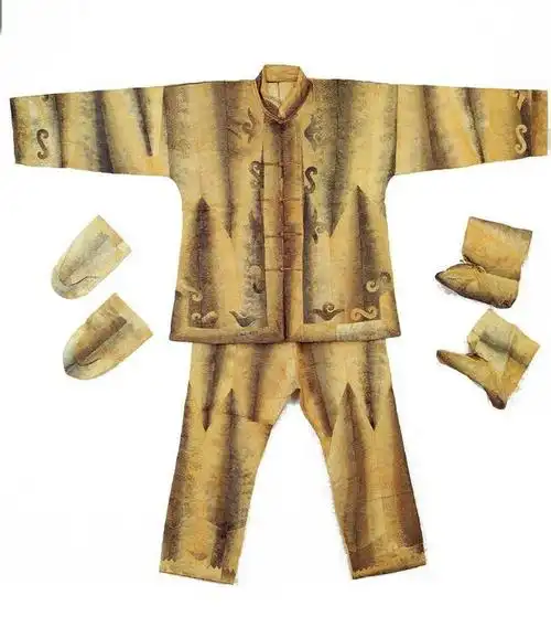 其制作方法是,将熟化好的鱼皮拼缝成大块,然后剪裁