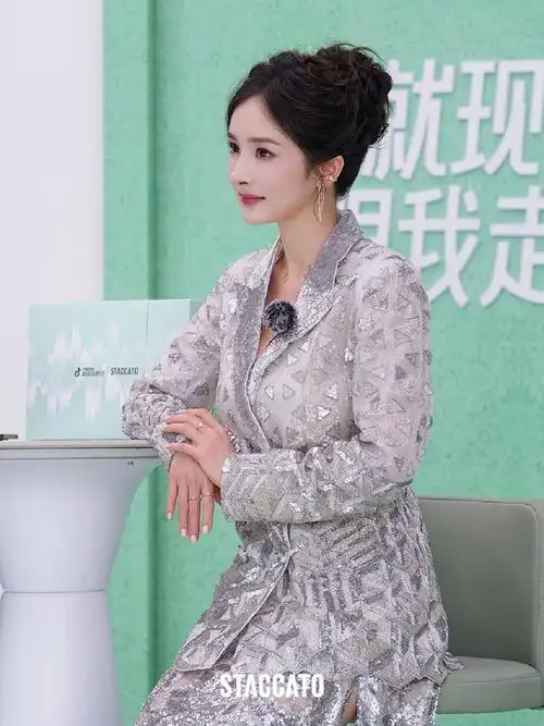 咔嚓!@杨幂绝美6宫格掉落! 亮片西服套装上身,直接开启slay模式.