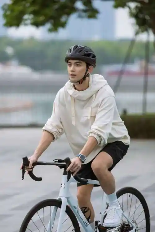 吴磊运动型男具象化##吴磊骑行肌肉线条