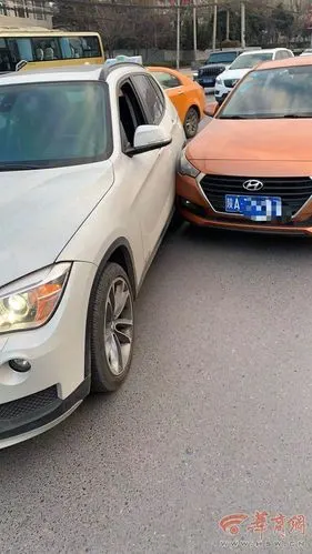 长安路主干道上无牌别克车两次逼停宝马 导致宝马被追尾