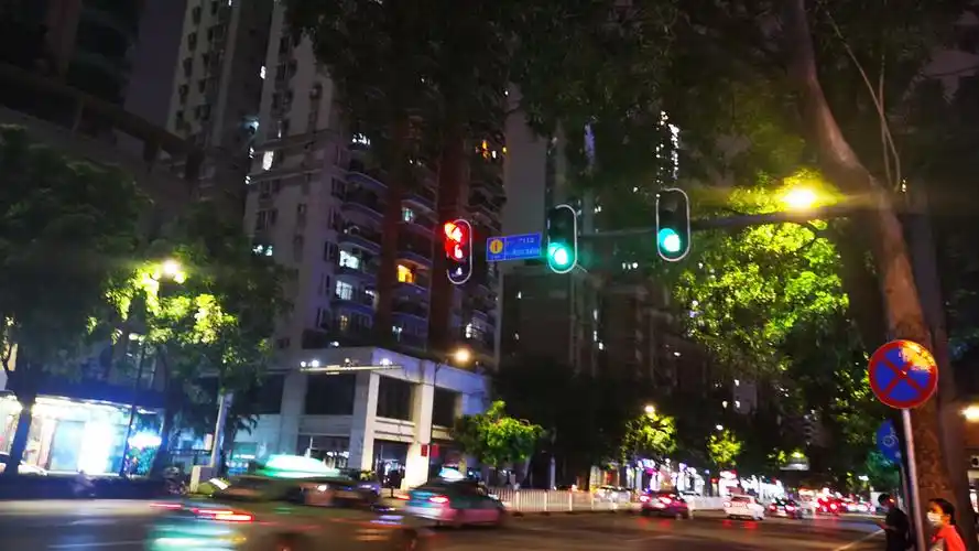 夜幕下的红绿灯