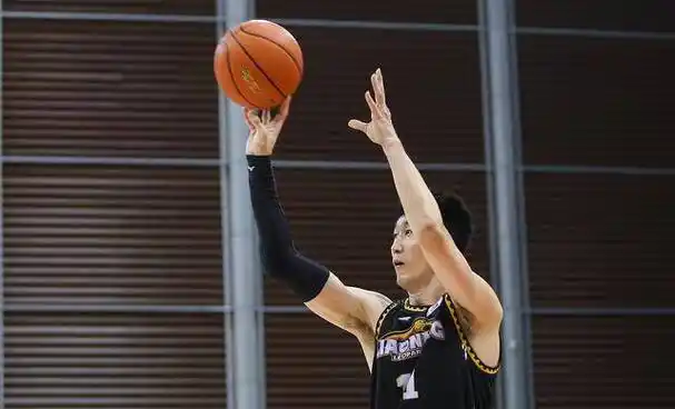 周琦轰16 17,广东7连胜但胜不足喜!刘志轩怒砍11 3虽_