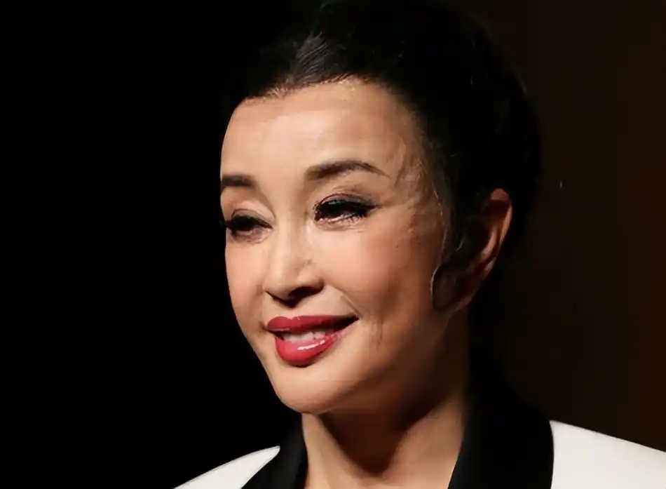 刘晓庆近照太惊悚,面部断崖式衰老,70岁抹大红唇不把自己当奶奶