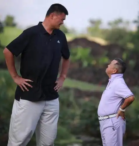 姚明与曾志伟上演最萌身高差