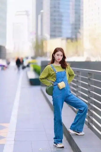 每日一搭t恤牛仔背带裤老爹鞋百搭又好看