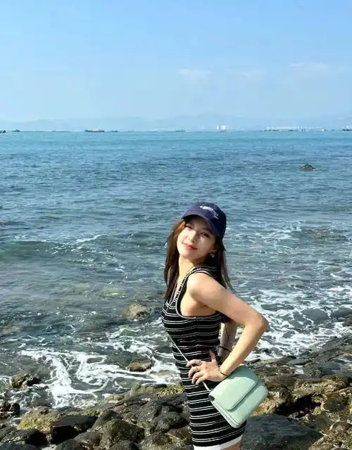 程潇海边度假泳装照好美,身材傲人像芭比娃娃,自信晒照真大方_小喵