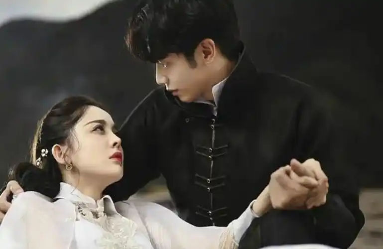 国产剧剧情爱情本剧讲述了民国年间,闻名遐迩的金石大家金性坚,他本是