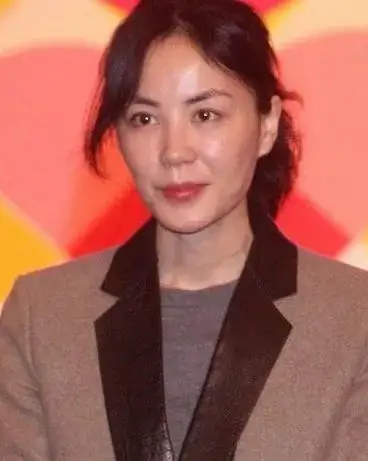 49岁王菲近照曝光,老成这个样子,网友:谢霆锋该抛弃她了