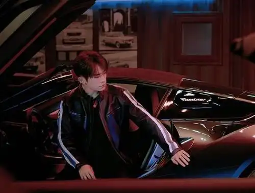 易烊千玺单手开车,看清打方向盘的动作,总算知道为啥驾照一遍过