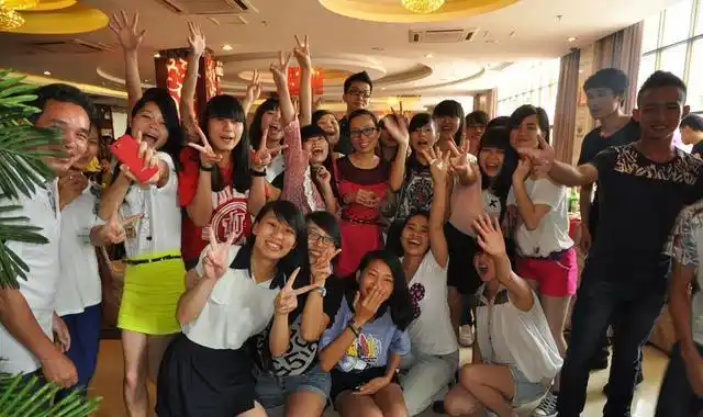 同学聚会,班长安排了"统一服装",但"攀比"现象还是发生了!