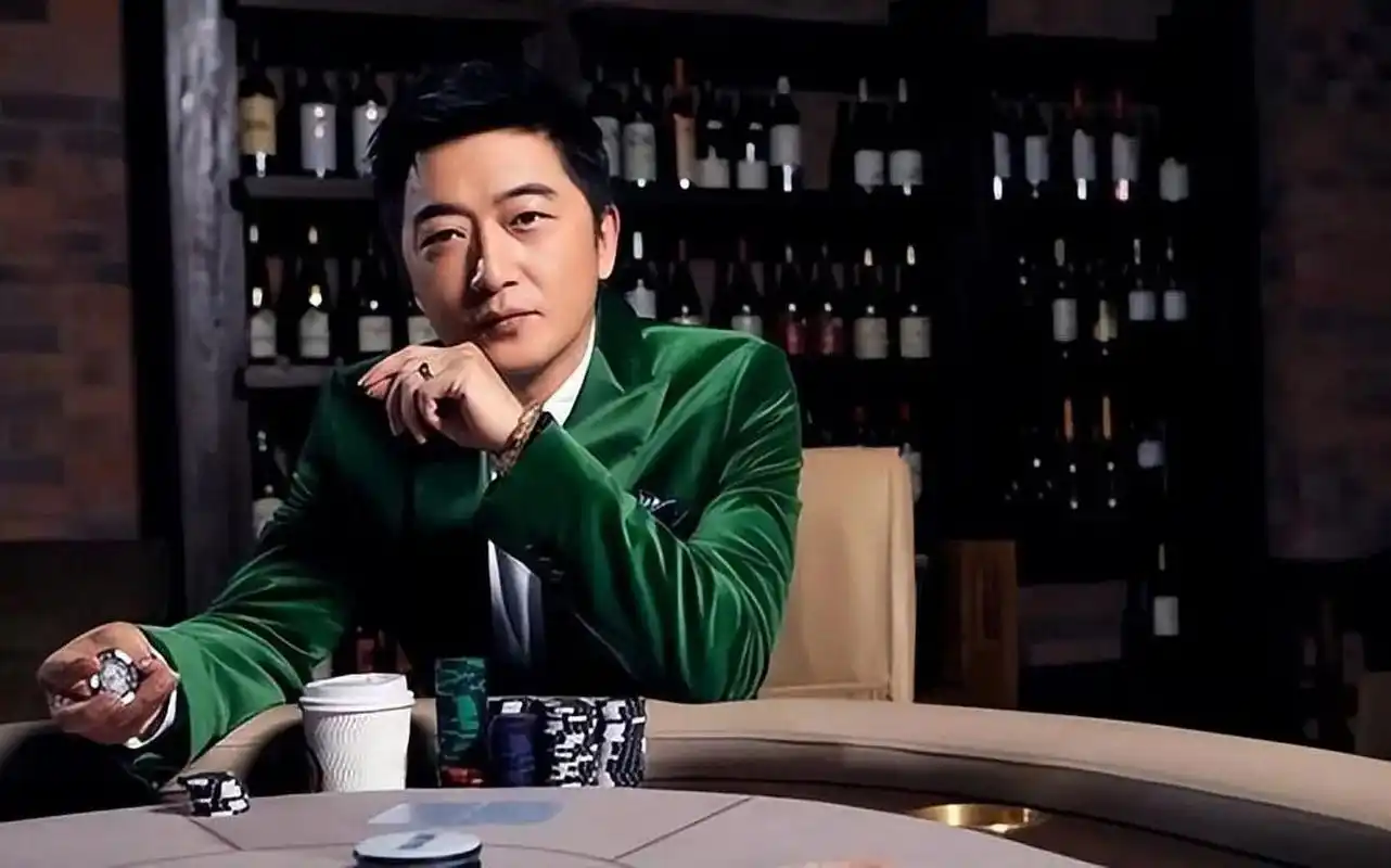 邵峰演艺生涯37年,曾因《霹雳菩萨》一炮而红,后因《繁花》重新翻红.