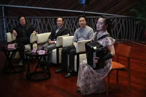 原创歌剧《这里的黎明静悄悄》导演王晓鹰,主演袁晨野参与了此次对谈